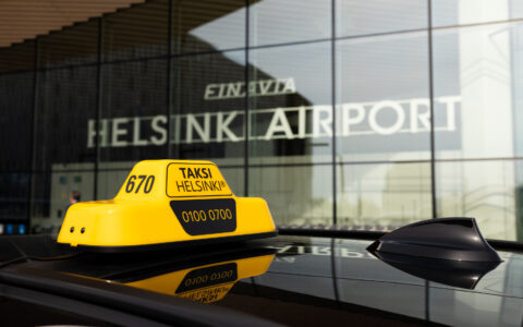 Taksi Helsinki -auto Helsinki-Vantaan lentoaseman edustalla – lentokenttätaksi